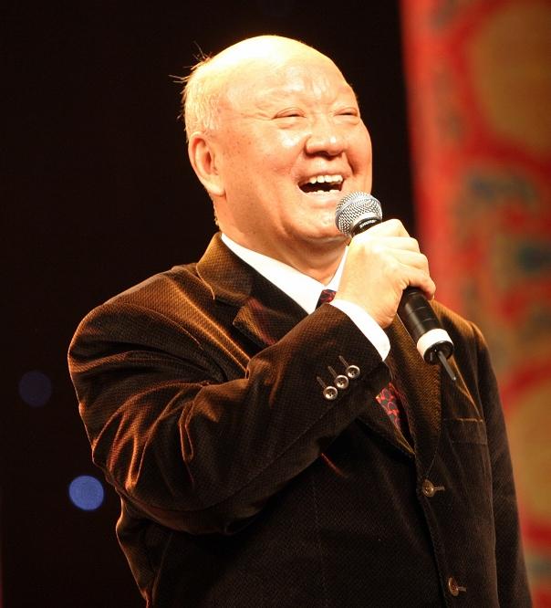 打通美声与民族唱法壁垒，风格稳健争议并存的男高音名家吴雁泽
 
1940年3月4