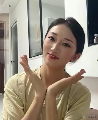 厉家马上大团圆，可林丽却只能在出租房里自娱自乐。

本来林丽也是厉家的一份子，现
