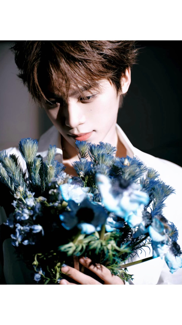 梓渝春分写真 哇塞，这个花的颜色是蓝色，梓渝好有心啊，又是一场属于YUNI和梓渝