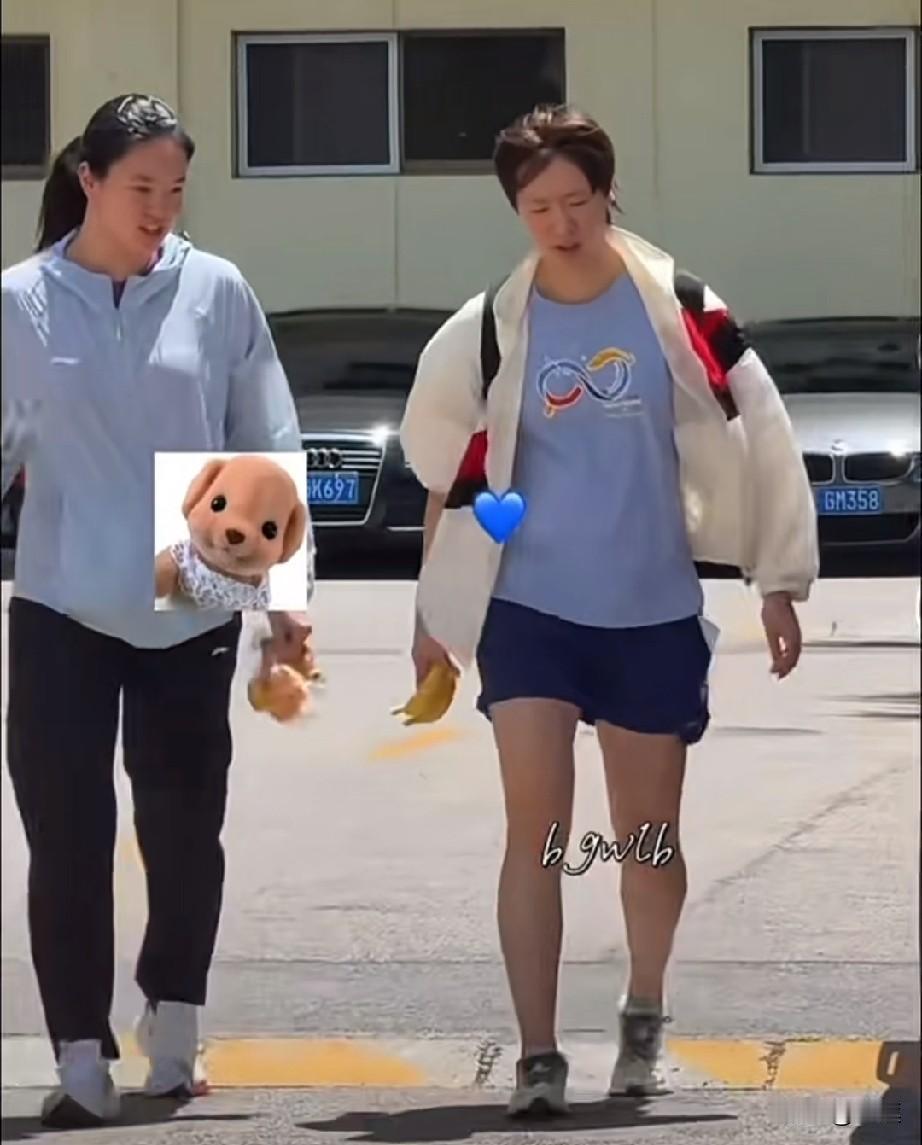 王曼昱上训了！

今天北京很热，看把孩子热的皱皱巴巴的，北方姑娘太热了真受不了，