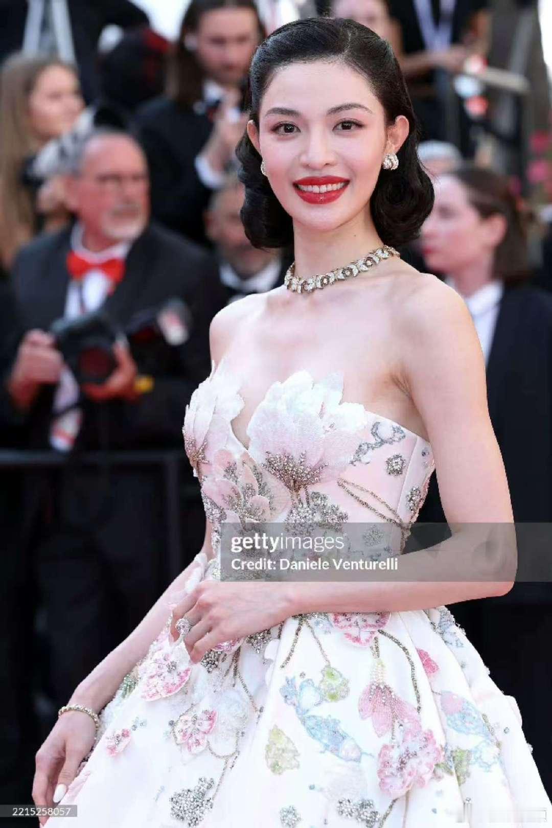 钟楚曦戛纳电影节生图阳光洒在钟楚曦身上真美钟楚曦亮相戛纳电影节红毯，笑容好明媚啊