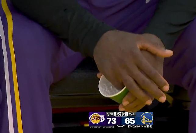 AI写作年赚200万夫妻被封号老詹钉板大帽手指受伤，自己拿杯子冰敷ing希望他没