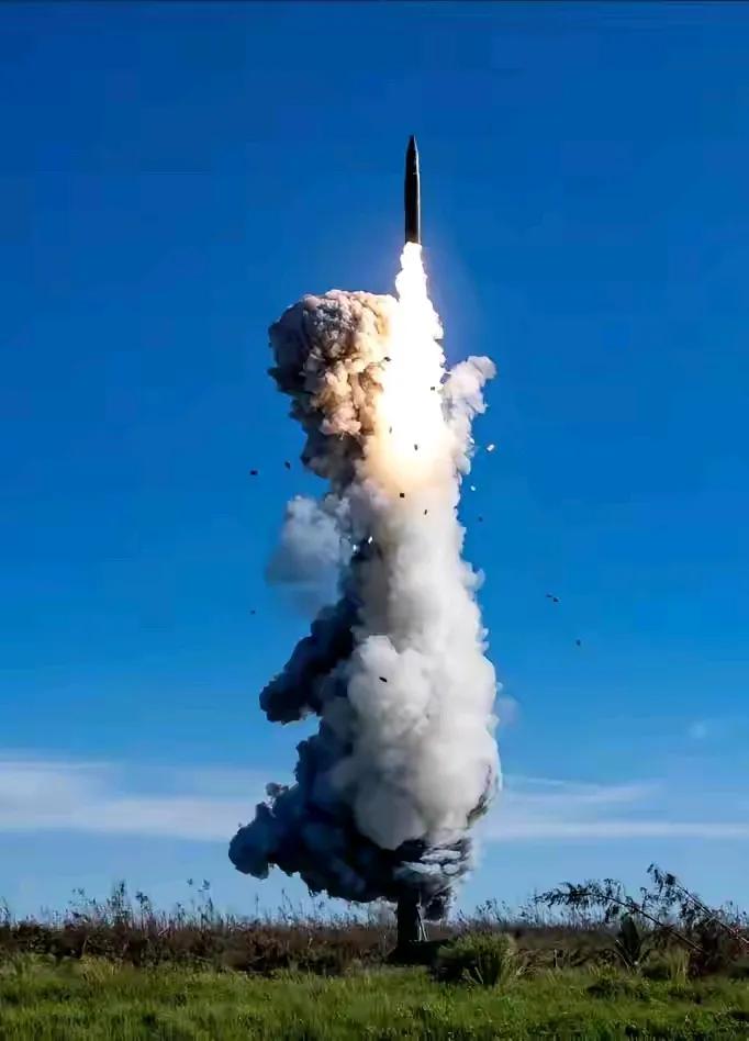 昨天，中国向太平洋成功试射了洲际导弹，有些国家开始慌了，日本跳起来表示强烈不满，