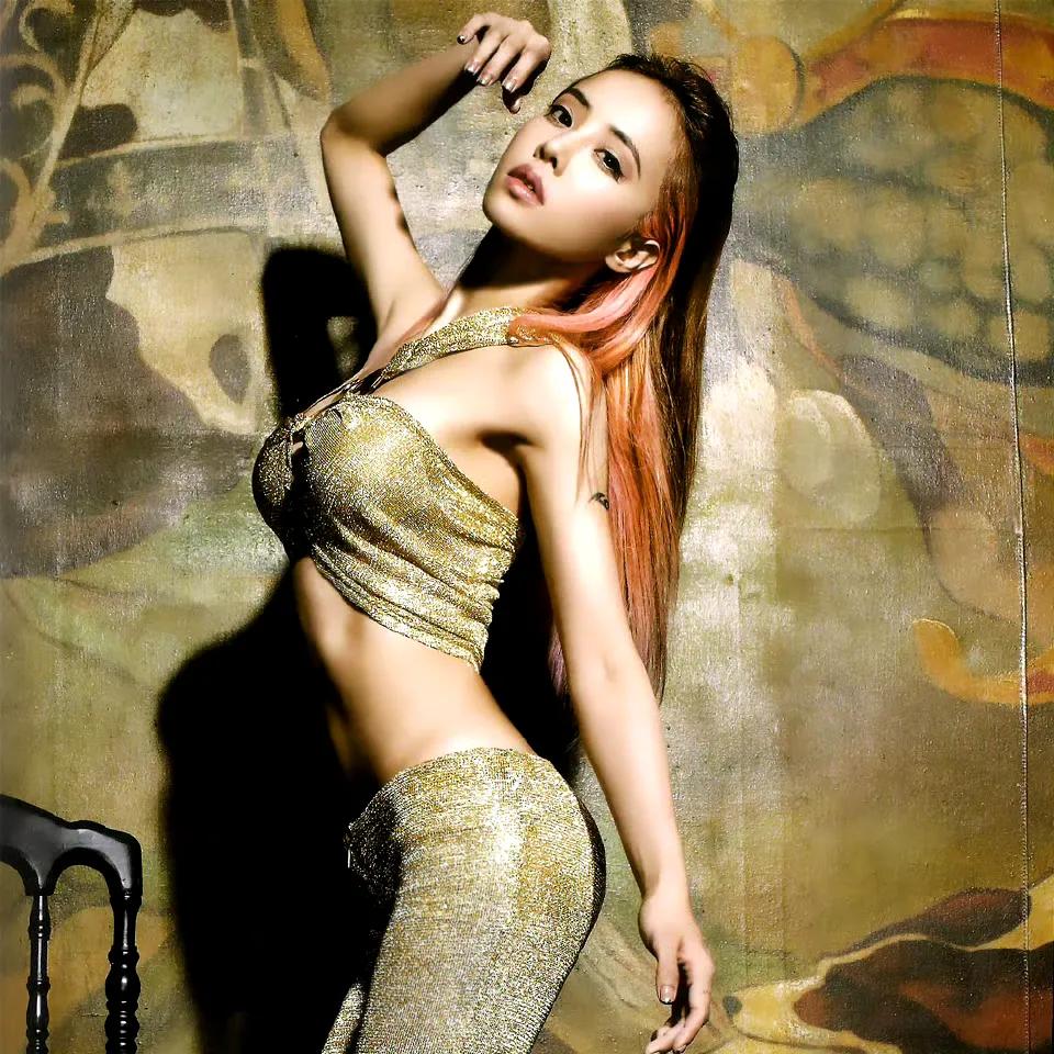 蔡依林，
魔鬼身材，娇小玲珑。