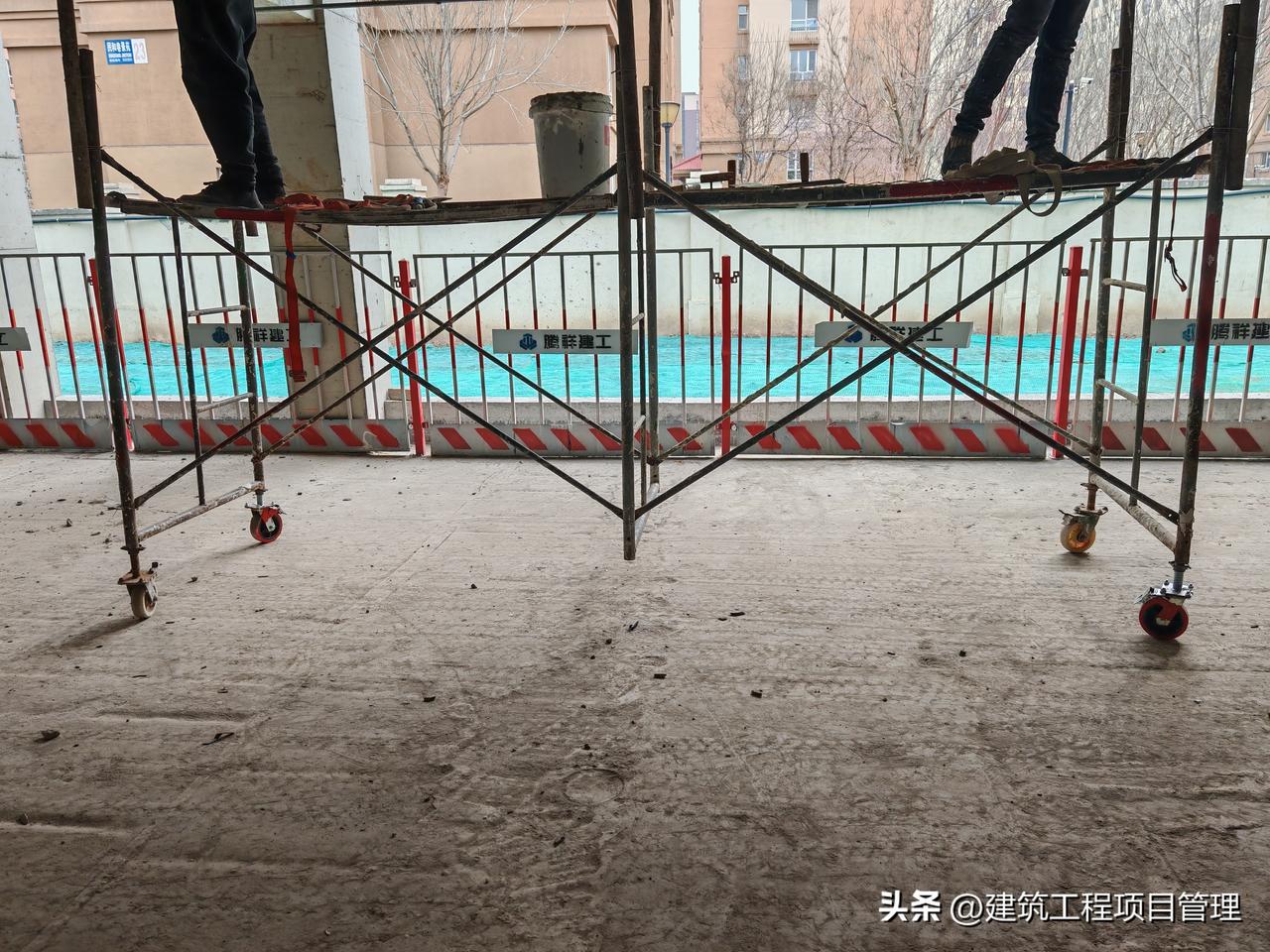 安全监理郑工巡检时发现，工人违规使用的操作平台，随即拍照发到微信工作群，并微了总