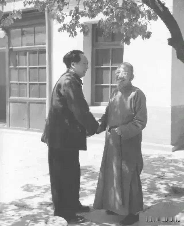 1949年，毛主席看望柳亚子，柳单手接双手，架子可真够大的。
1920年代的中国