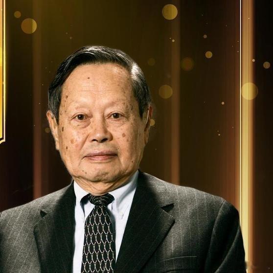 《蒋介石接见杨振宁罕见照曝光！站姿坐姿大有玄机，和毛主席那次见面天差地别》一张旧