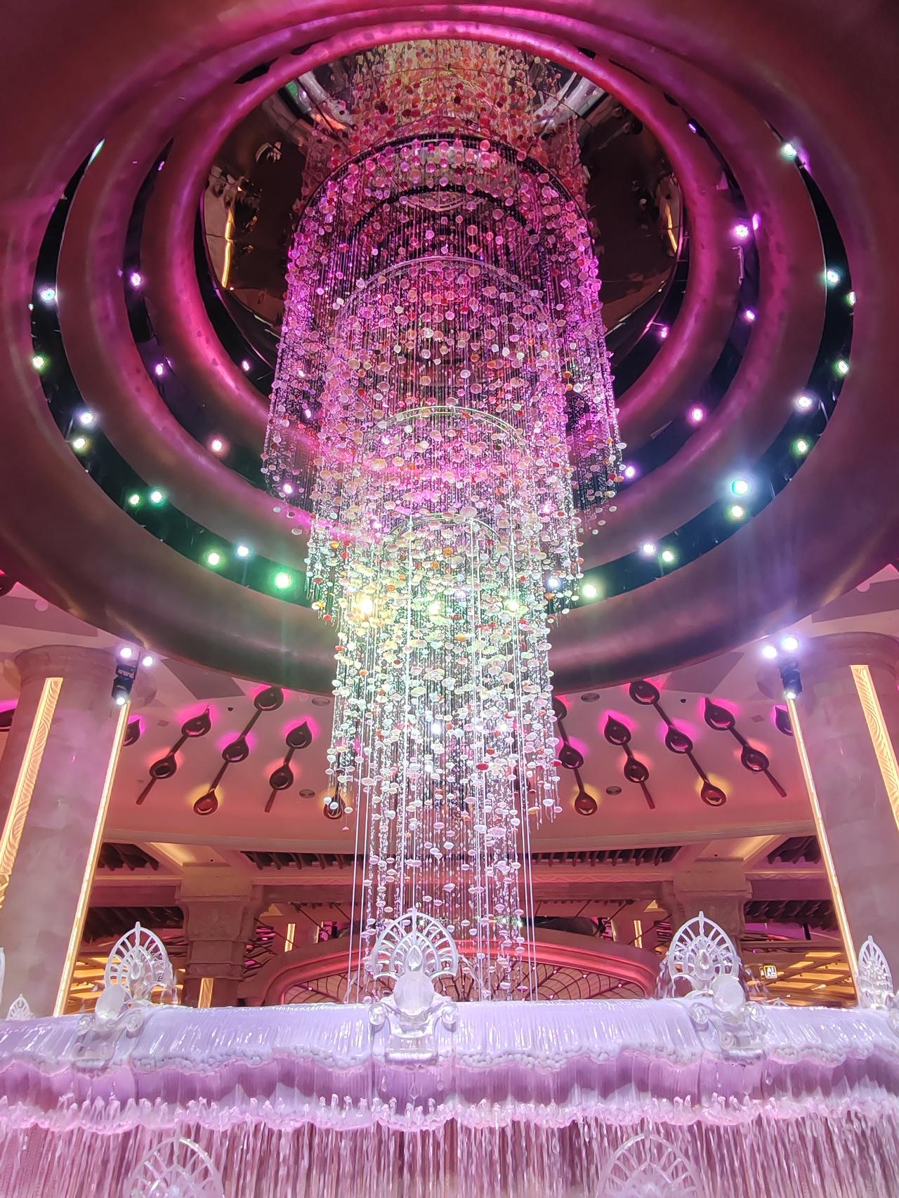 澳门银河酒店钻石表演梦幻酷炫的现场。