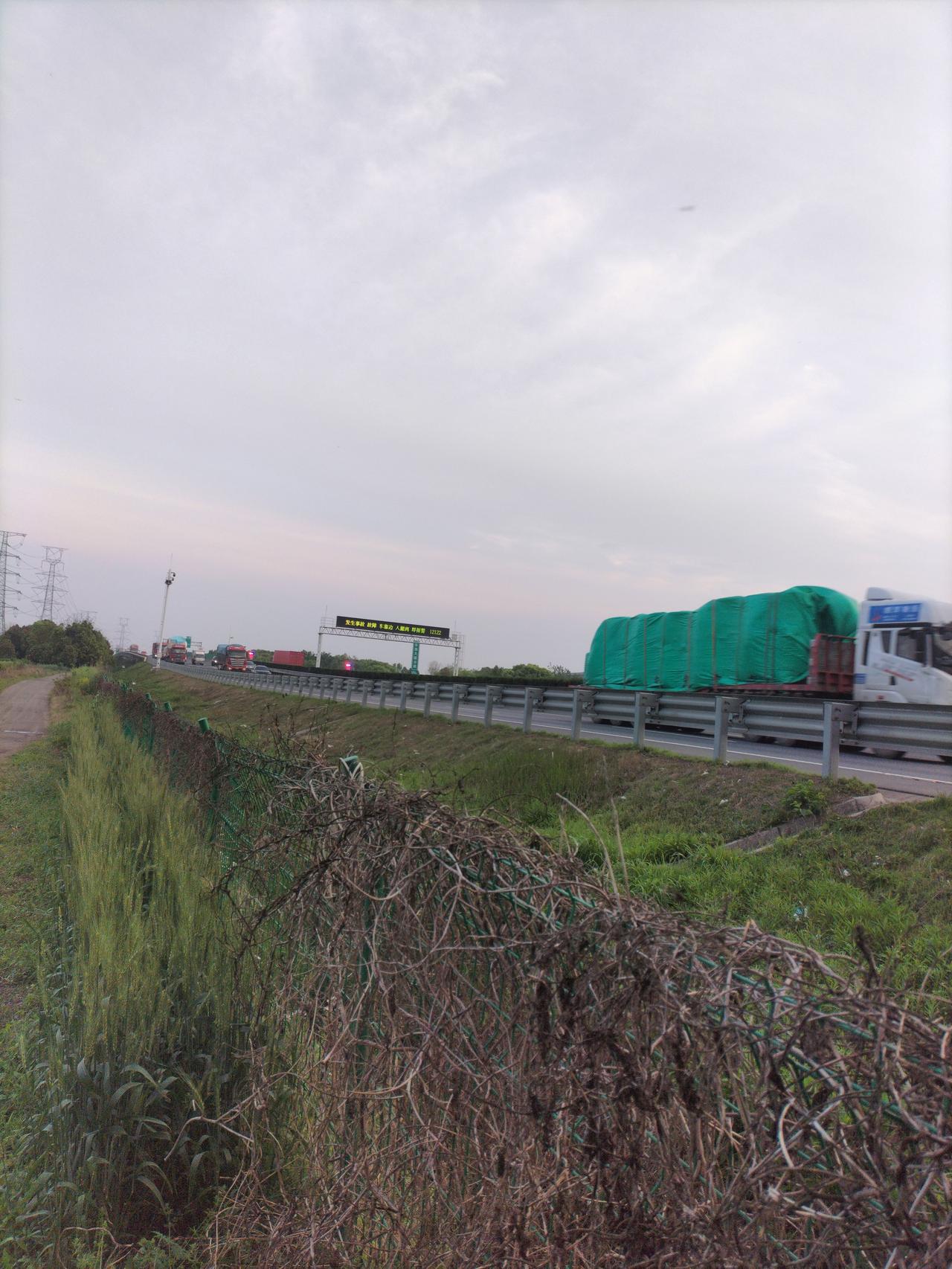 下班路上偶拍，高速路上运输繁忙，高速路上的风光 高速路上的思绪