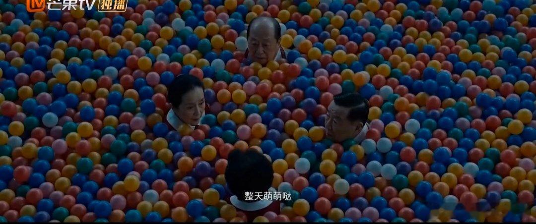 AI短片百岁幼儿园脑洞AI青春星火之夜 科幻感与烟火气在短片中完美融合，2090