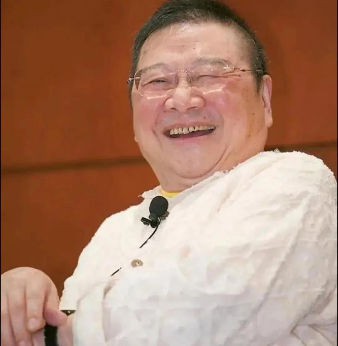 一次，倪匡去拜访琼瑶，琼瑶问他:“你想喝什么？”倪匡想喝白兰地，不好意思直说，就
