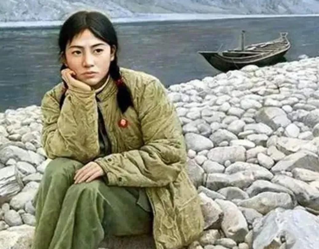 1972年，21岁的知青李文忠救起一名11岁的落水女孩。然而，女孩竟认真地对他说