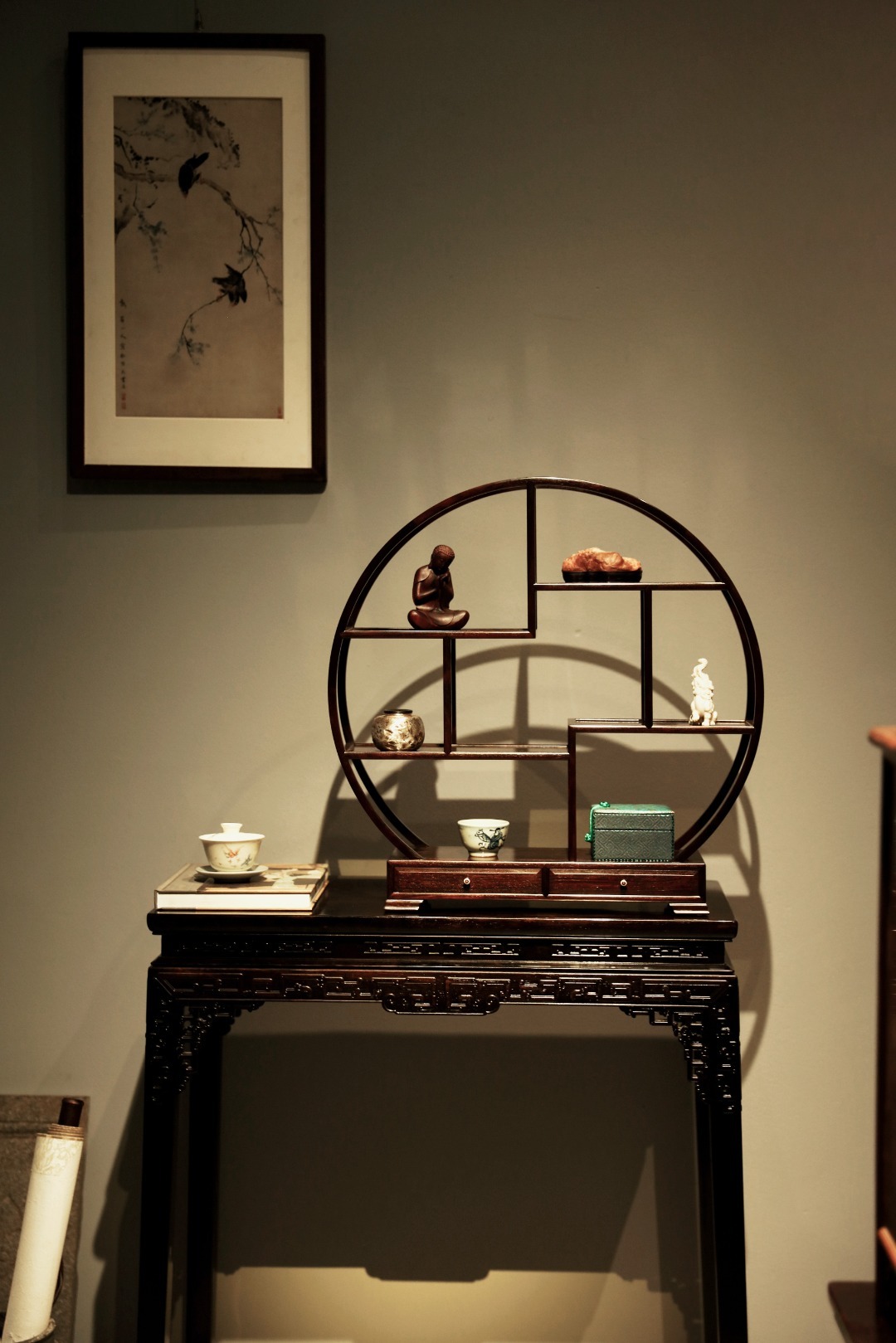 小叶紫檀丨圆博古架选优质小叶紫檀开板厚实有质感，榫卯结构，做工细谨讲究，整体简约