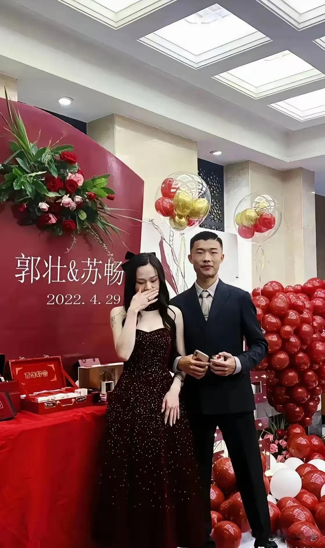 郭有才明明2022年就订婚了，但却一直没有结婚计划，2024年520当众求婚的时