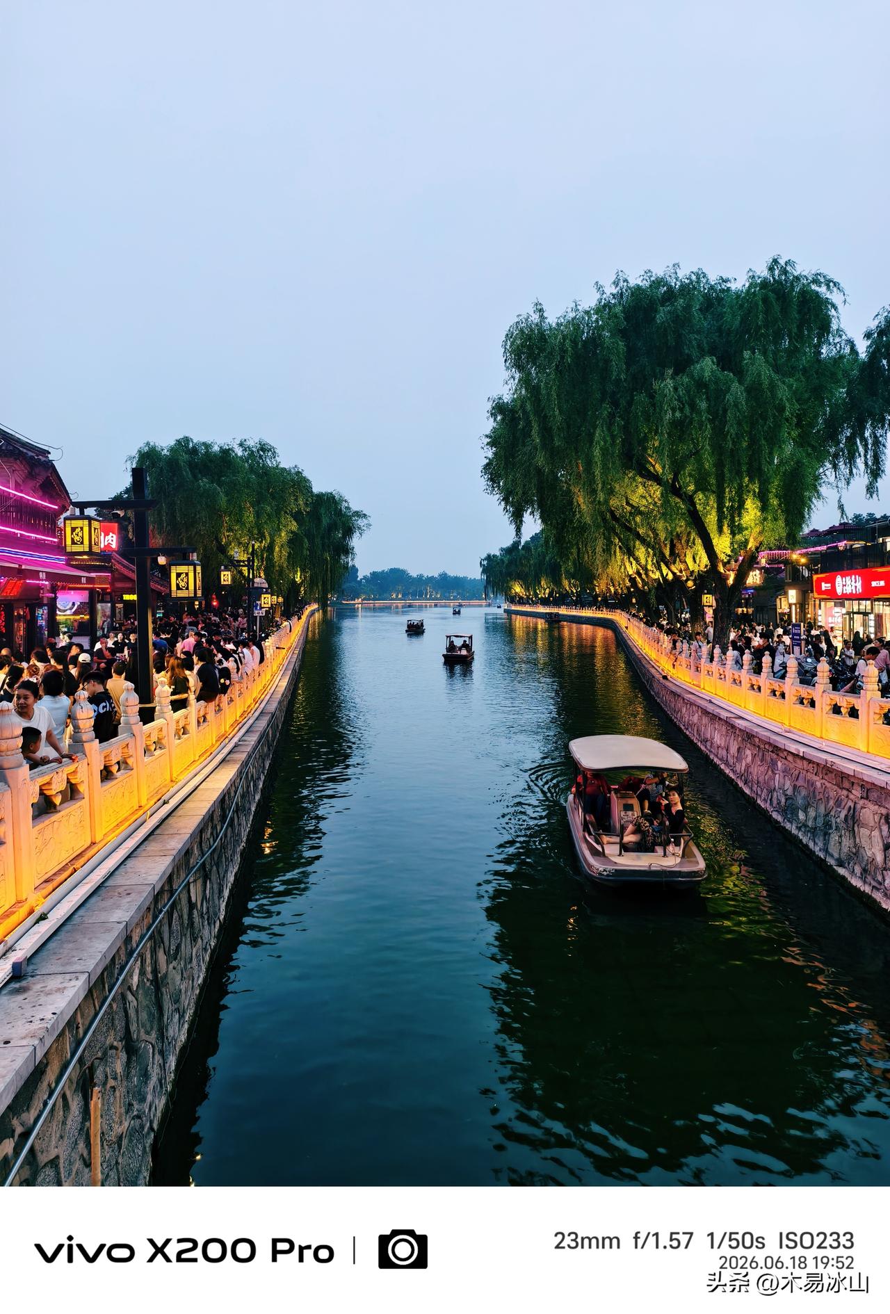 北京到底哪里的风景最美?
  北京风景最美，进入夏季就属什刹海迷人的风光了，尤其