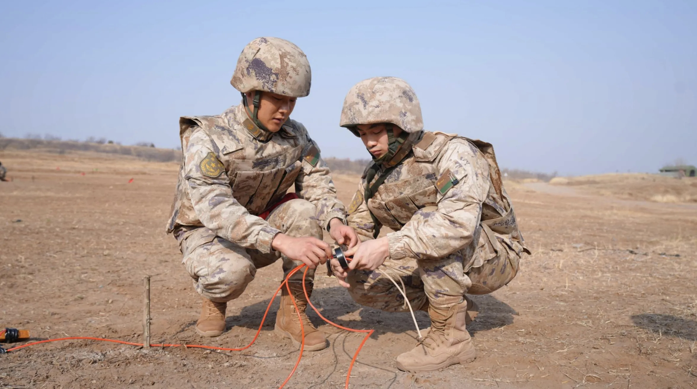 我军传统艺能之手工捆扎炸药包图源陆军第81集团军某旅烽火问鼎计划每天认识一件兵器