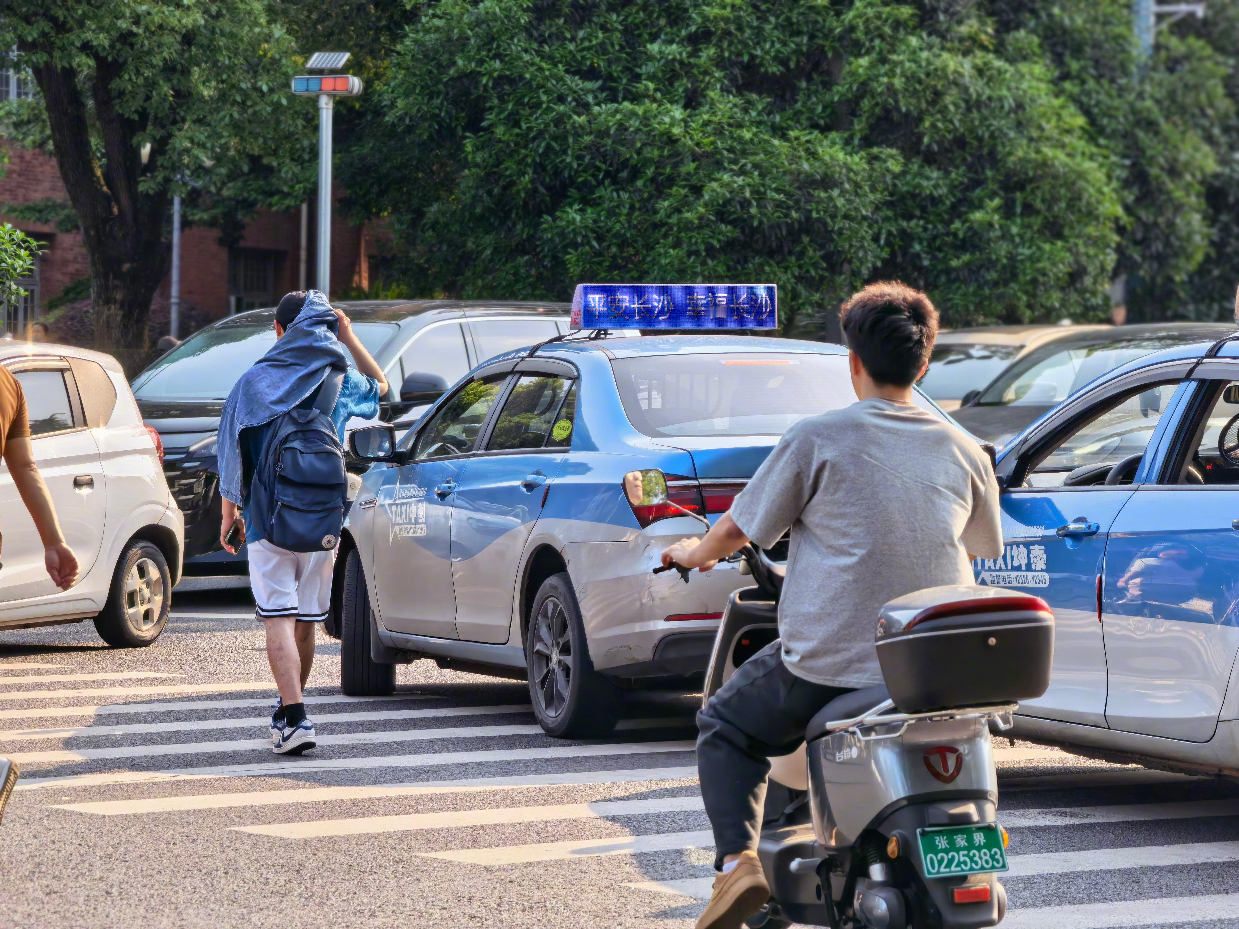 长沙出租车这狠宰人啊。今天从湖南大学打车回柏悦酒店，打正规出租车，他车门默认是锁