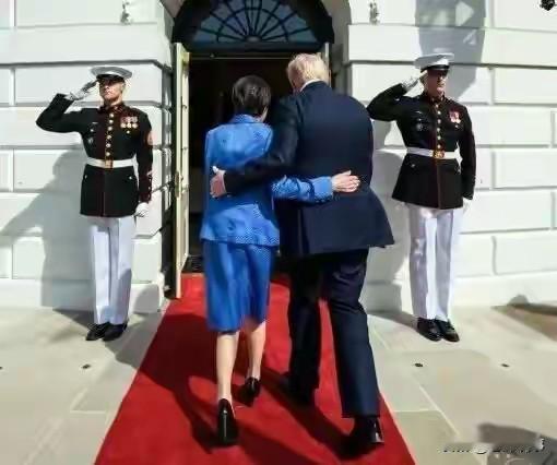 这一抱，
抱出了歌舞厅的场景，
抱出了恋人般的思念，
抱出了国家级的现眼，
抱出