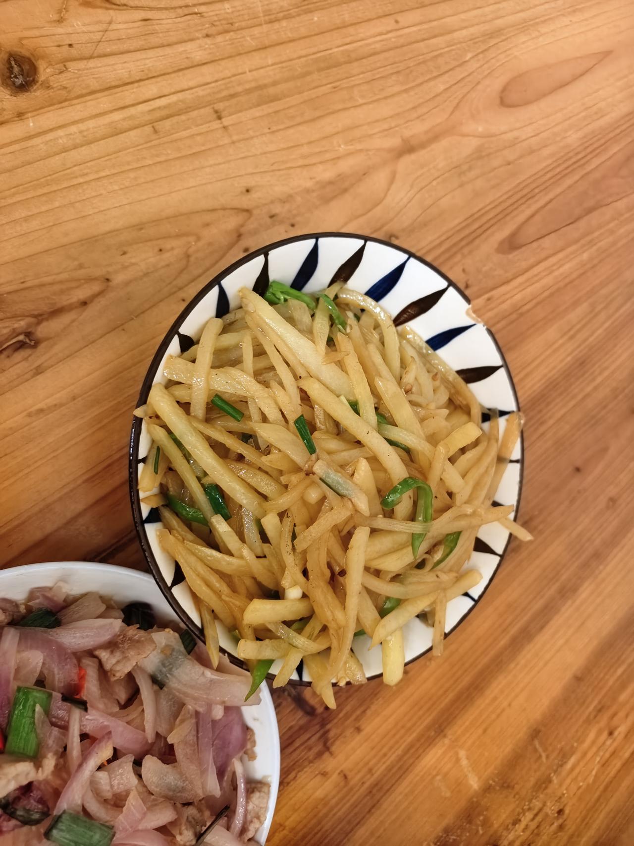 22岁结婚一个星期，人生第一次炒菜。
炒的酸辣土豆丝，妈妈夸我太厉害了。
突然来