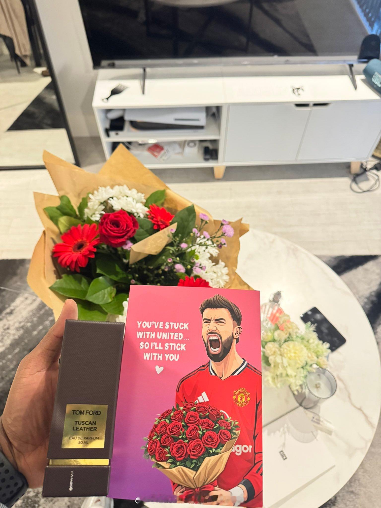 幸福的曼联球迷推主非常喜欢费尔南德斯，女朋友给他的情人节礼物TOM FORD香水