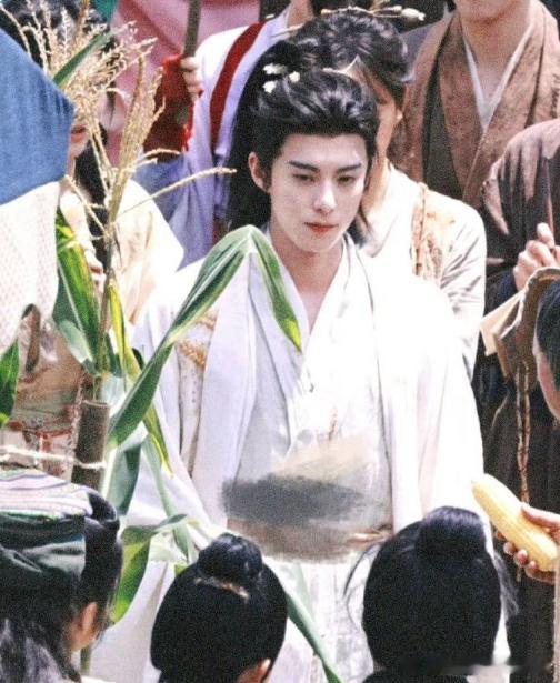 ​王鹤棣咸鱼飞升白衣少年郎王鹤棣宋潜机白衣王鹤棣白衣少年郎造型来袭，在剧中饰演宋