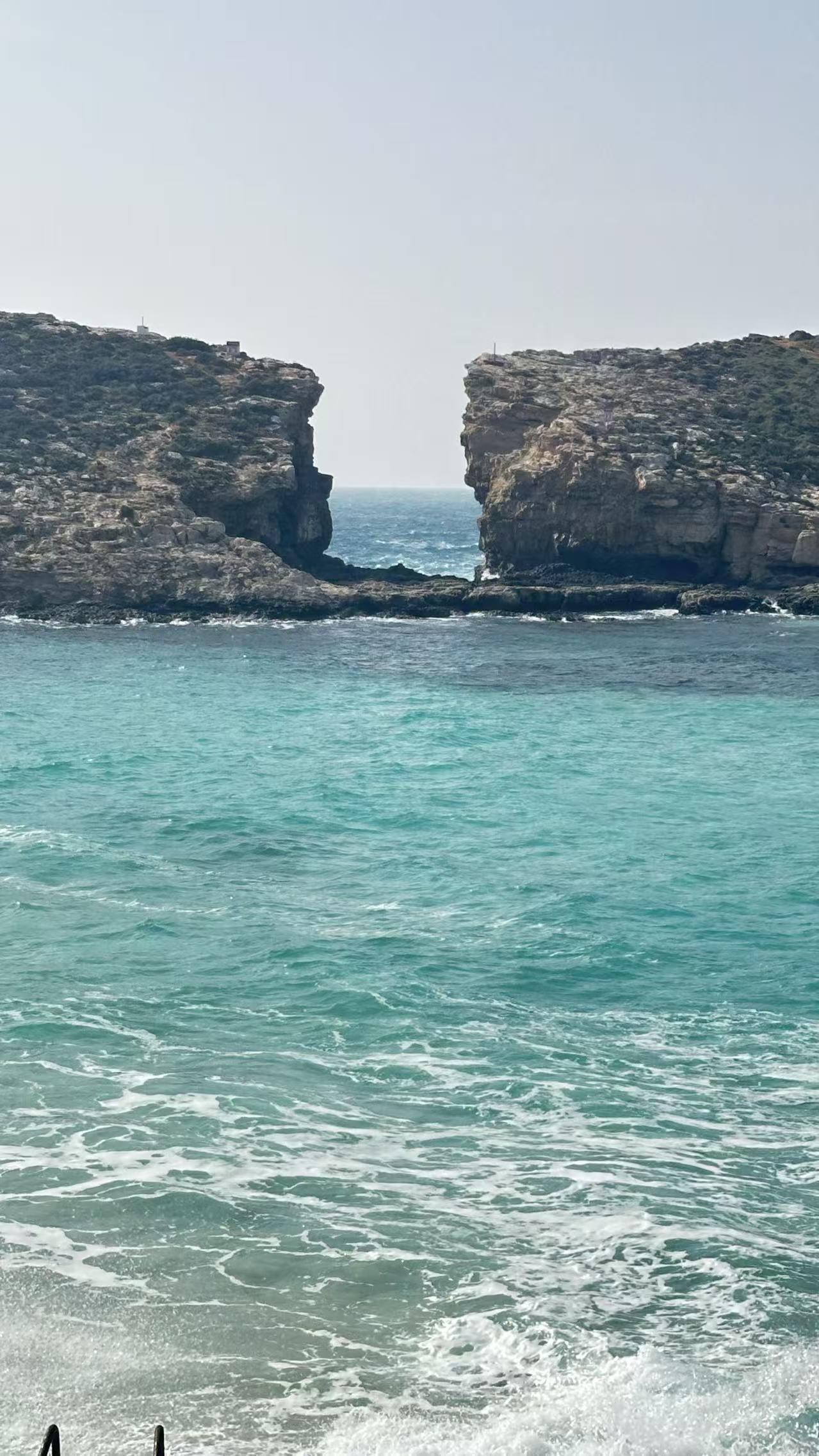 以朱然为例，可知《三国演义》有多扯！

小说《三国演义》里，吕蒙白衣渡江取荆州，