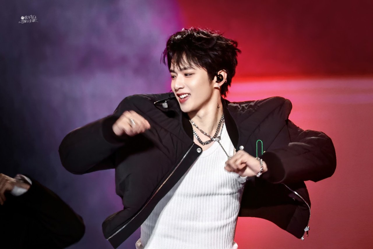 刘耀文脖子上的月亮刘耀文脖子上画了月亮 刘耀文脖子上画了月亮！ 