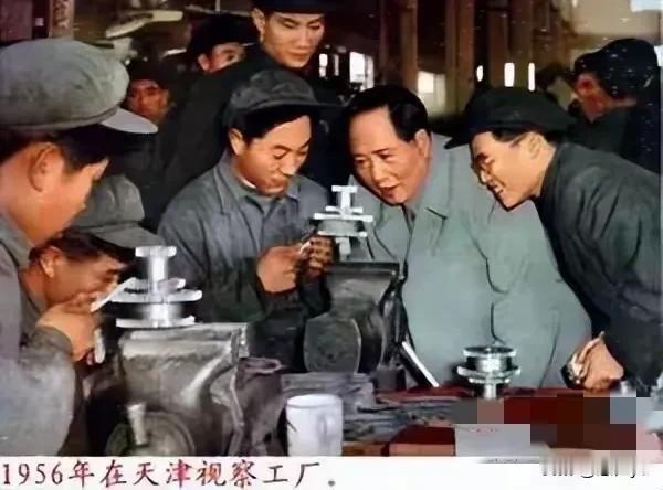 主席在视察工厂、和工人师傅在一起。看！老人家那么亲切、认真、专注！
老人家永远和