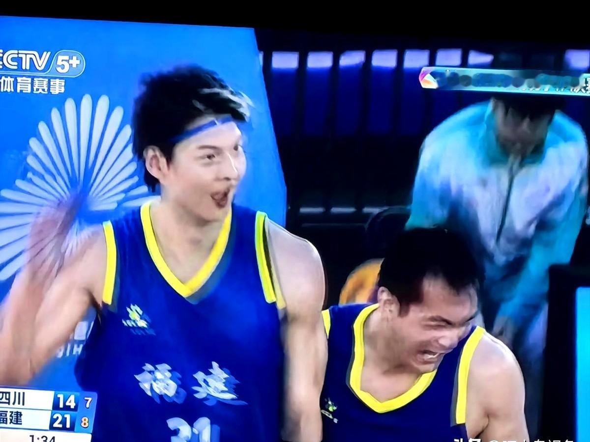 你看过三人篮球吗我

看过之后，我最大的感受是：场地小了，人少了，可拼的劲头一点