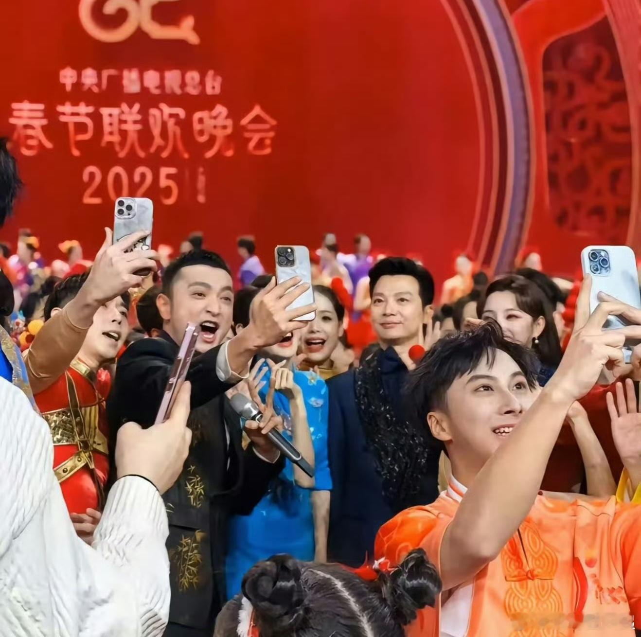 去年这张照片会不会让手机厂商把春晚代言合作给砍掉，或者增加部分限制条款