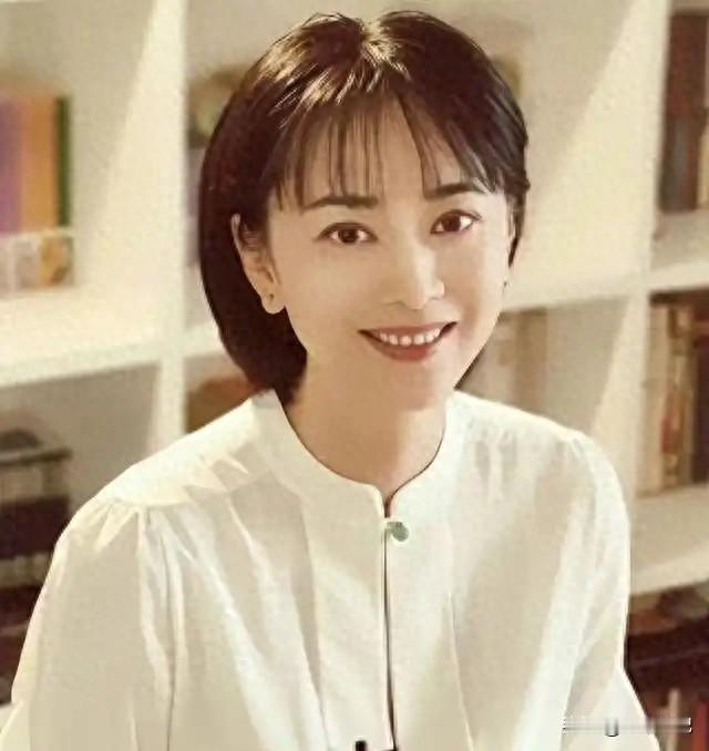 谢润消失18年？圈中零绯闻如何做到的？傅文佩背后的人生选择。
她是《情深深雨蒙蒙