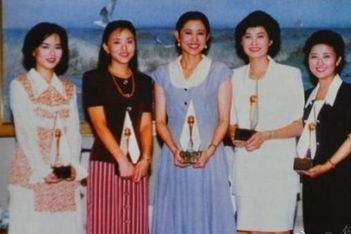 1993年，敬一丹、鞠萍、杨澜、倪萍、高丽萍，五人手持奖杯合影留念，记录下中国电