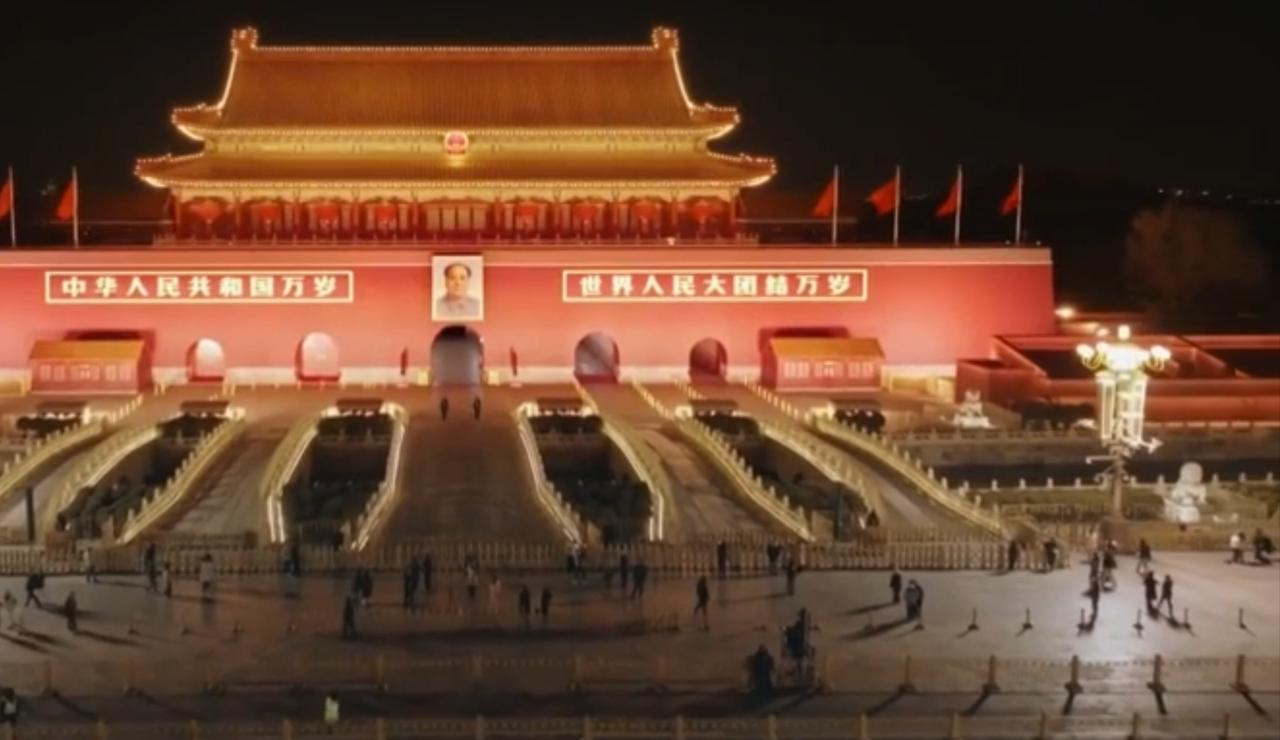 2026年元旦，不同地域的风光勾勒出别样的新年画卷。北京天安门在夜色中灯火璀璨，