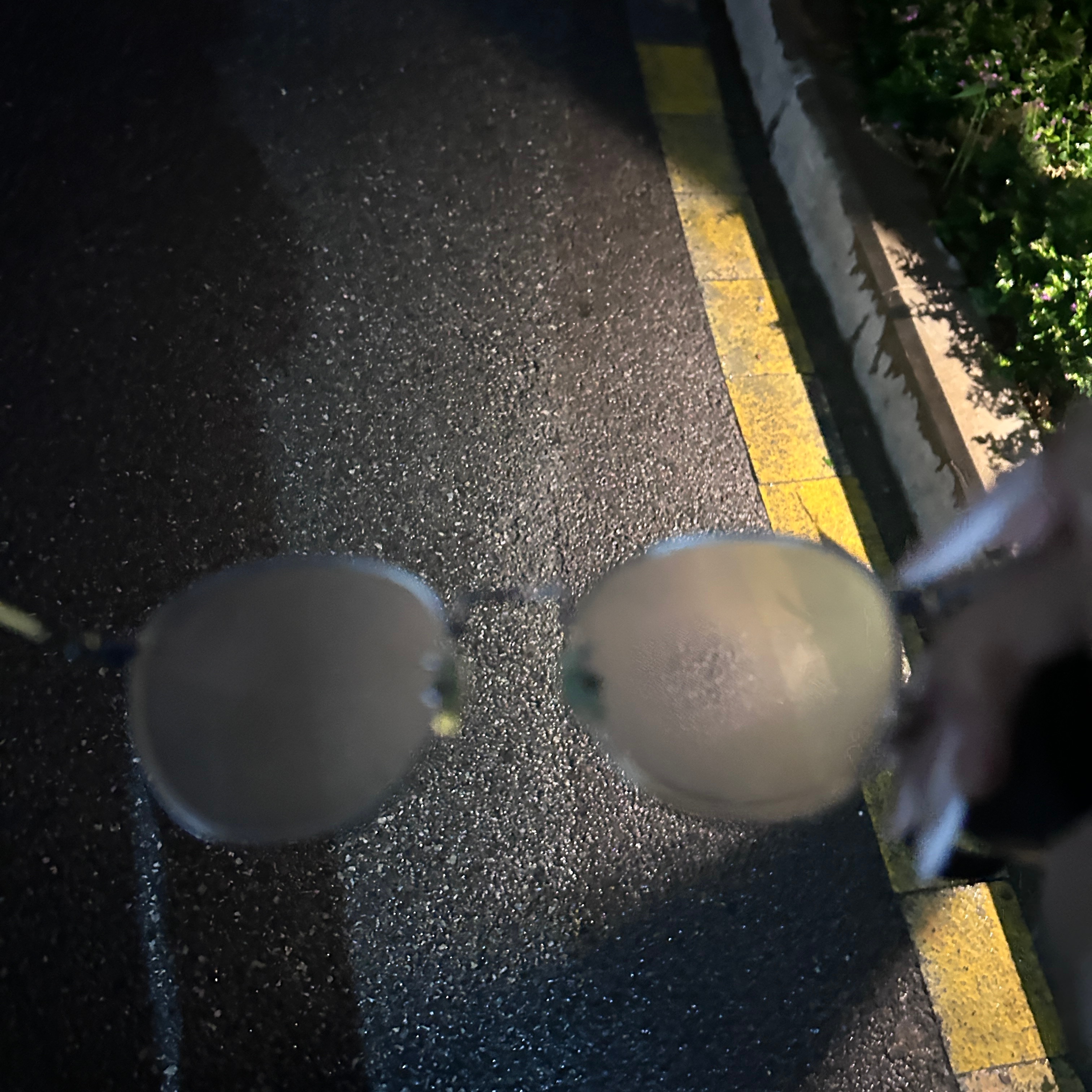 下车秒变瞎子 
