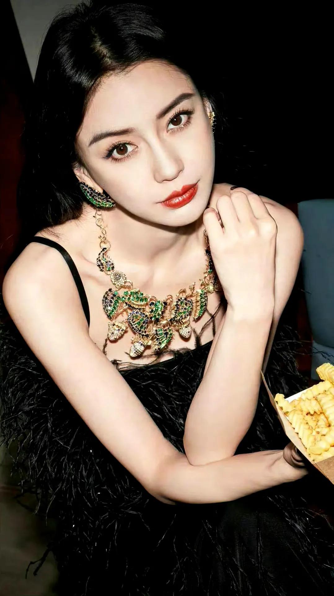 杨颖：奢华珠宝配黑裙，红唇诱惑，尽显优雅气质！怎样完成气质风穿搭 杨颖 Angl