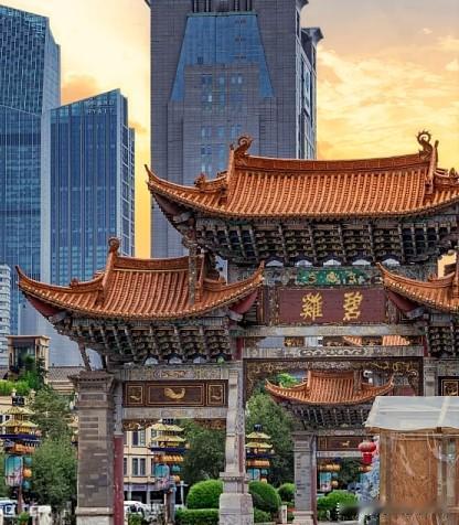 历史由来：从族名到地名“昆明”最早见于 《史记》，写作“昆弥”或“昆瀰”，是古代