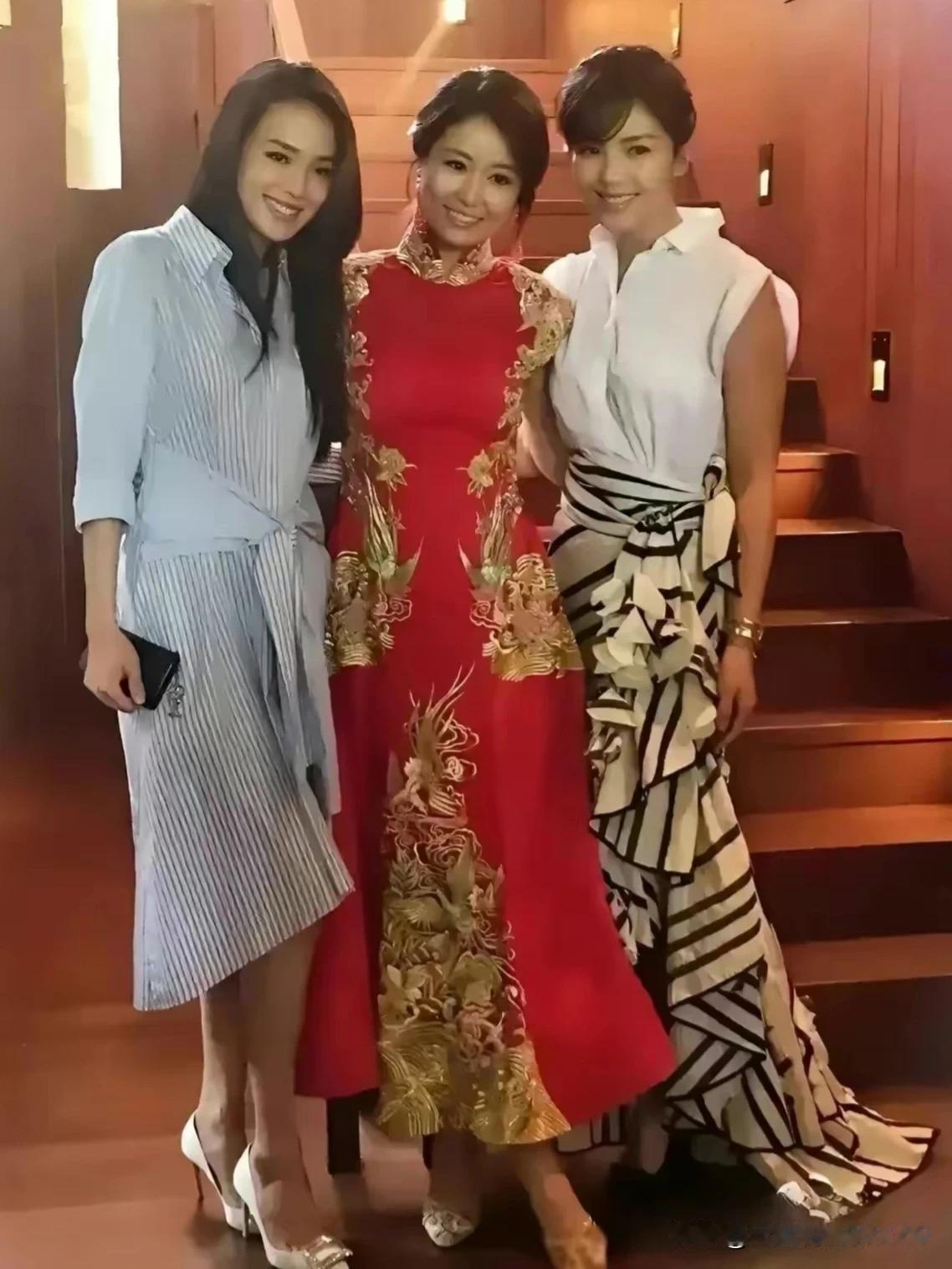 在这张照片中，
三位美女您更欣赏谁？
#同美女同框# #女星谁最美？＃#  #闺