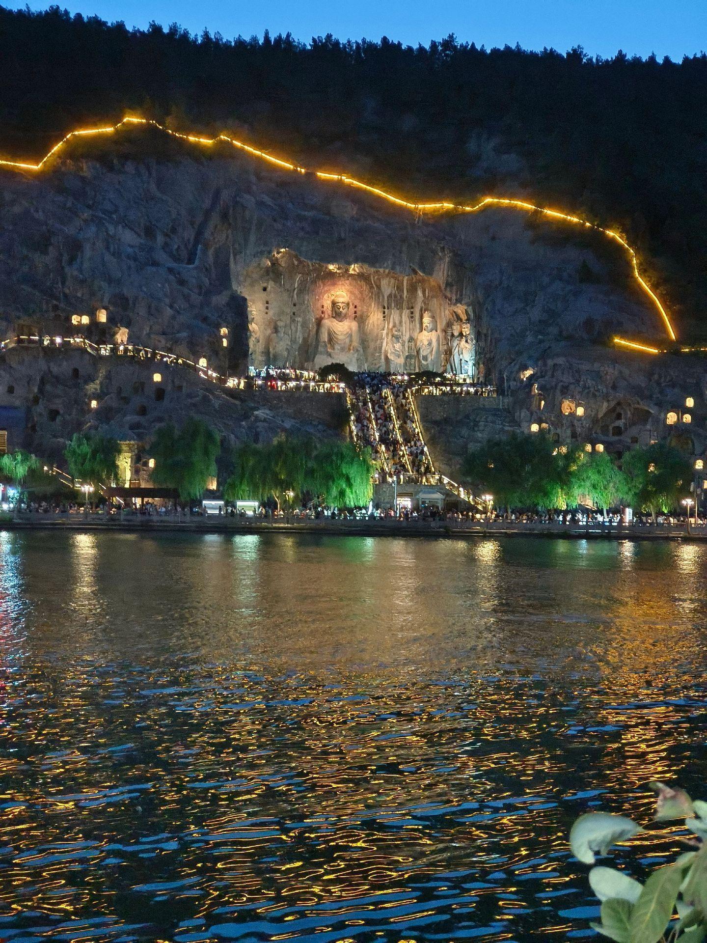 故人轻抚今人眉，为尔散去半生灾。 