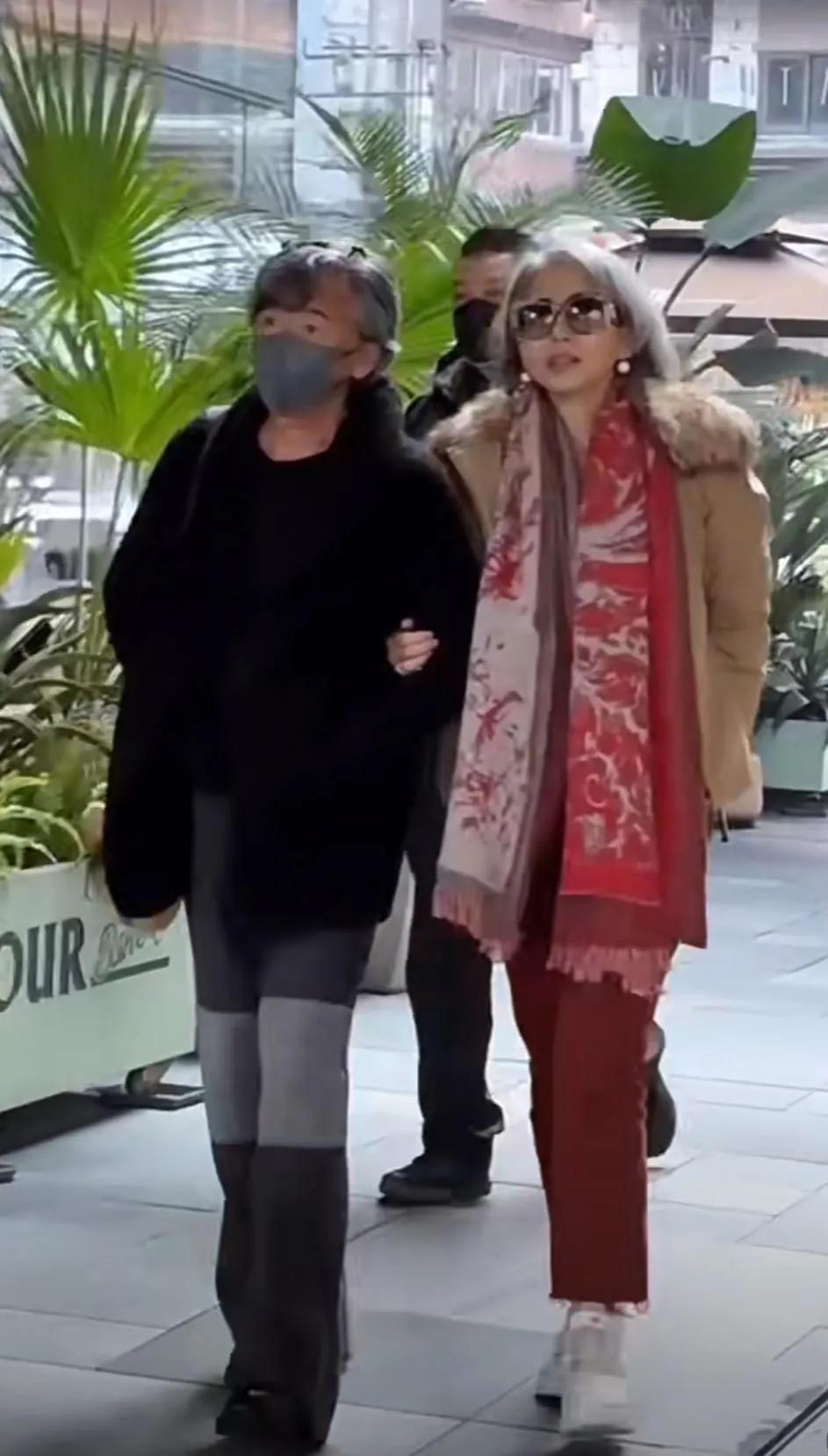 满头白发的林子祥和叶倩文状态依然很年轻！网友在成都太古里偶遇林子祥夫妇逛街！两人