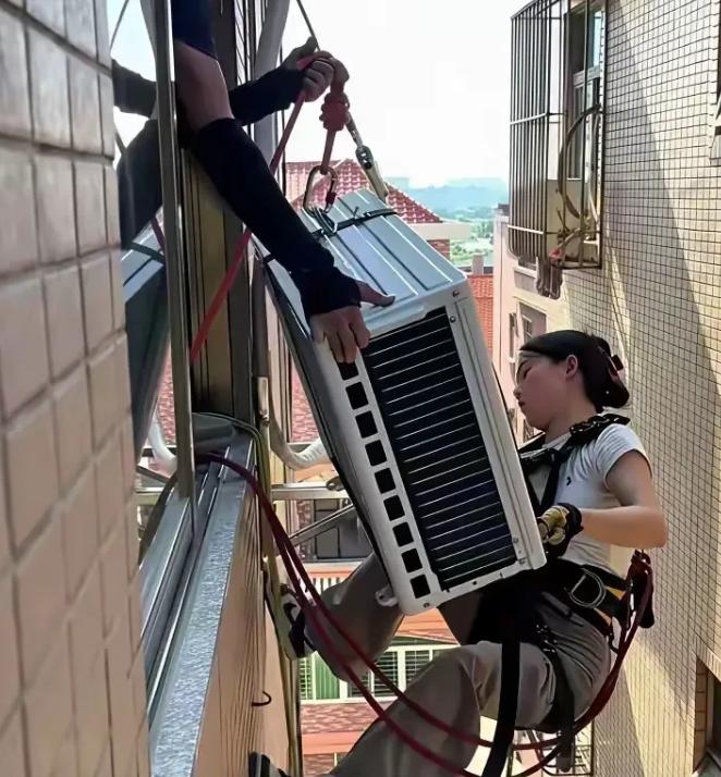 广东佛山一男子买新空调，一对年轻夫妻上门安装。妻子20岁出头，本以为她是辅助，没