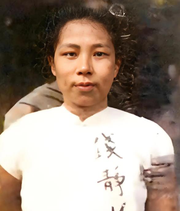 面对敌人的枪口，她毫不畏惧，依然神情镇定自若，坚贞不屈，这种视死如归的英雄气概，