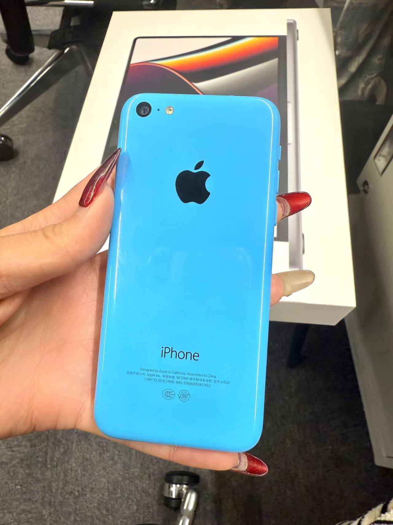 发现婧婧用iPhone5C的自拍📷好浓的古早感 她决定以后就拿这个当CCD了[