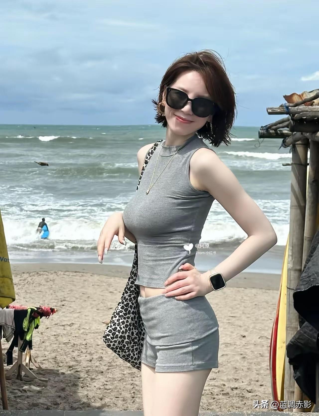 海边度假风，灰色运动装搭配墨镜，轻松自在！🌊👙😎