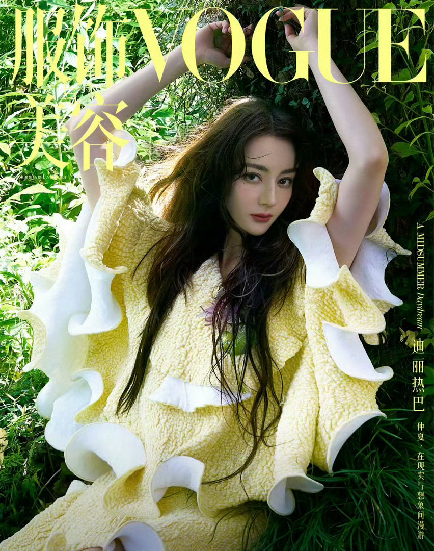 VOGUE背景是迪丽热巴森系秘境大片，人与景致完美相融，每一帧都自带高级艺术质感