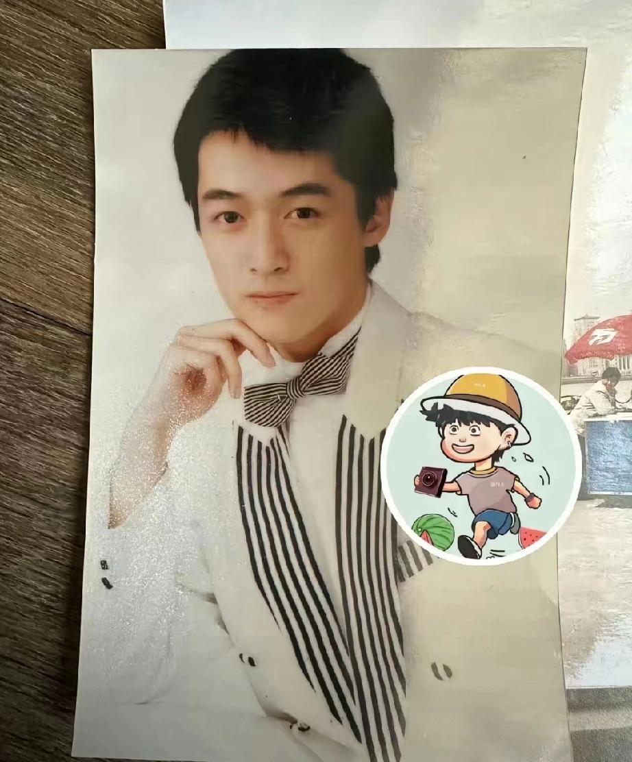 胡歌大瓜！初恋不是薛佳凝，24年前亲笔信曝光，数字告白甜哭全网
 
      