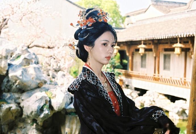 周也一口气发了36宫格 刷完最大的感受：她没把营业当任务。36张像在说“最近就这