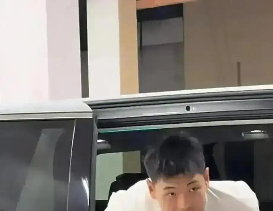 膝盖延迟0.3秒，首秀直接取消！
 
崔永熙12号本来要上场，智能护膝报警，队医