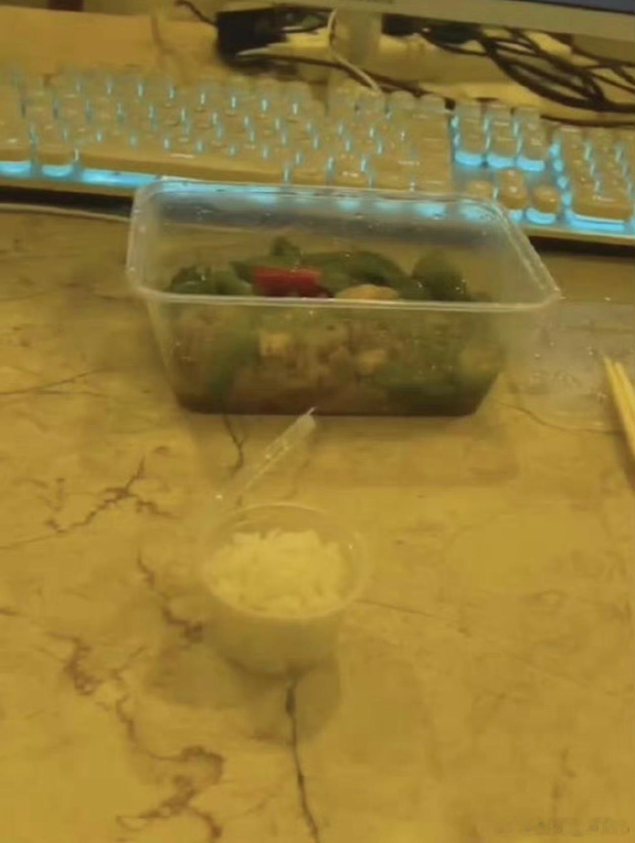 点外卖备注只要一点点饭时真瓶盖装饭，这不一口就吃光了吗现在想想，我点外卖好像从来