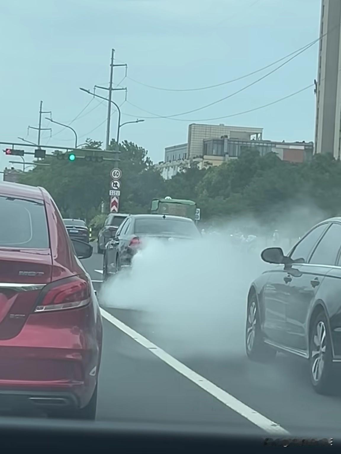 有没有懂车的师傅，帮忙说说这车排气管为什么冒这么大的白烟？是加错油的原因吗？