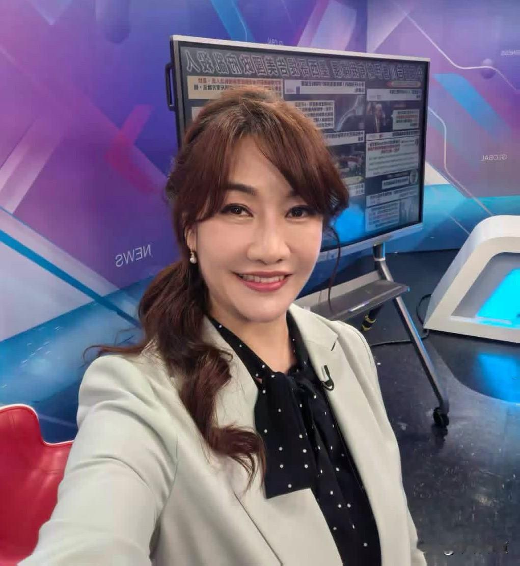 台媒体人王浅秋今（30日）在脸书发文表示，今天被通知早点来公司开会，结果真是太感